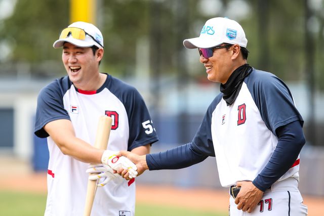 9일 호주 시드니 블랙타운 야구장에서 진행된 두산 베어스 스프링캠프, 이승엽 감독이 이야기를 하고 있다. 두산 베어스 제공