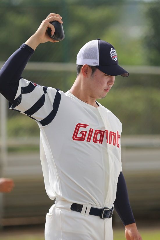 롯데 자이언츠 신인 투수 전미르가 지난 3일 괌 데데도 스포츠 컴플렉스 야구장에서 불펜 피칭을 준비 중인 모습. 사진 롯데 자이언츠 제공