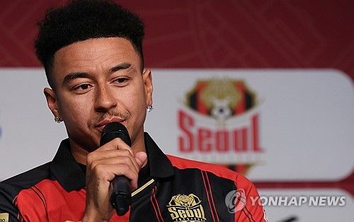 맨체스터 유나이티드 출신 공격수 제시 린가드가 8일 서울월드컵경기장에서 진행된 FC서울 입단 기자회견에서 말하고 있다. 사진 연합뉴스