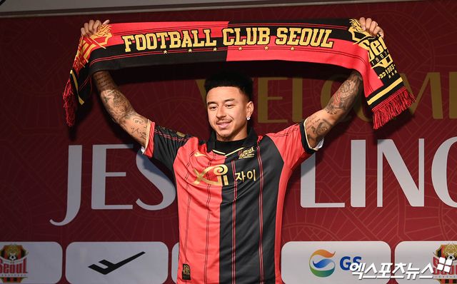 프로축구 K리그 FC서울에 입단한 전 맨체스터 유나이티드 공격수 제시 린가드가 지난 8일 열린 입단식에서 포즈를 취하고 있다. 린가드는 K리그에 온 외국인 선수 중 가장 유명한 선수로 꼽힌다. 그는 맨체스터 유나이티드 외에도 웨스트햄 유나이티드, 노팅엄 포레스트 등 프리미어리그 여러 구단에서 뛰었다. 박지영 기자