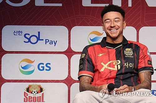 맨체스터 유나이티드 출신 공격수 제시 린가드가 8일 서울월드컵경기장에서 진행된 FC서울 입단 기자회견에서 웃고 있다. 사진 연합뉴스