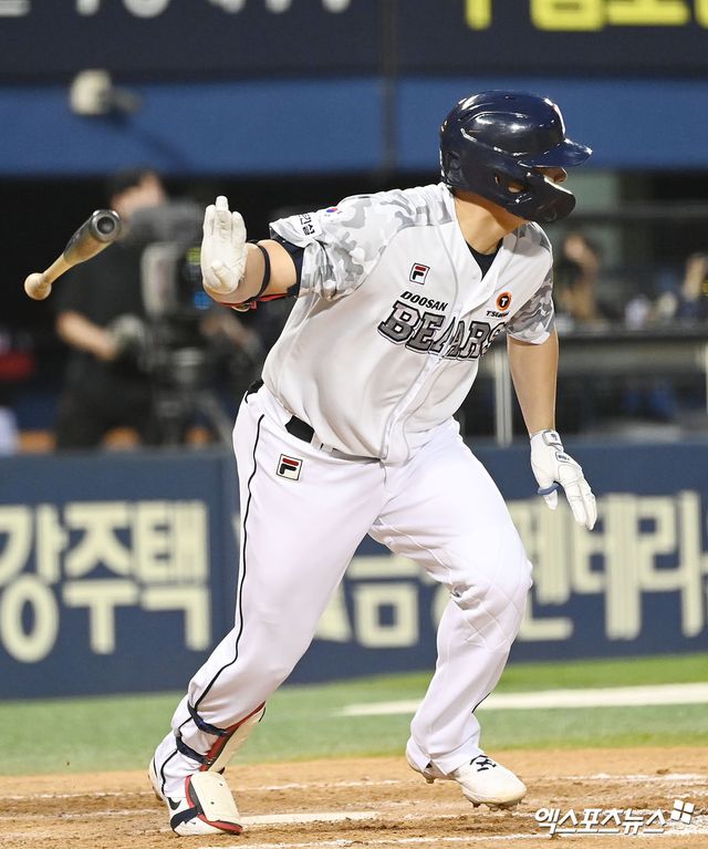 9일 오후 서울 송파구 잠실야구장에서 열린 2023 신한은행 SOL KBO리그 KIA 타이거즈와 두산 베어스의 경기, 4회말 1사 만루 두산 김재환이 2타점 적시타를 날리고 있다. 엑스포츠뉴스 DB