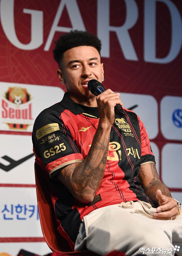 프로축구 K리그 FC서울에 입단한 전 맨체스터 유나이티드 공격수 제시 린가드가 지난 8일 열린 입단식에서 포즈를 취하고 있다. 린가드는 K리그에 온 외국인 선수 중 가장 유명한 선수로 꼽힌다. 그는 맨체스터 유나이티드 외에도 웨스트햄 유나이티드, 노팅엄 포레스트 등 프리미어리그 여러 구단에서 뛰었다. 박지영 기자