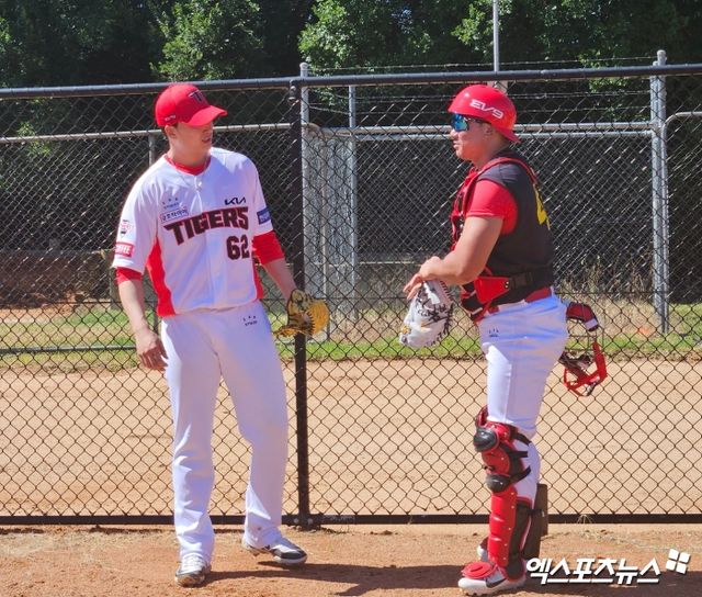 7일 호주 캔버라 나라분다 볼파크에서 진행된 KIA 타이거즈 스프링캠프, 투수 정해영이 불펜피칭 이후 포수 김태군과 이야기를 나누고 있다. 캔버라, 유준상 기자
