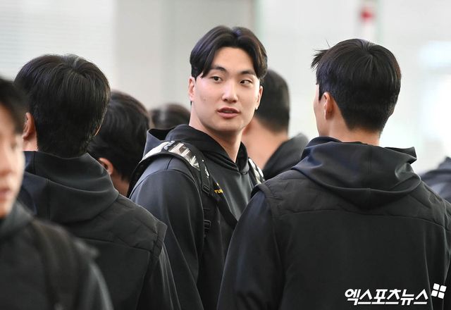 KIA 타이거즈가 2024 스프링캠프를 위해 30일 오전 인천국제공항을 통해 호주 캔버라로 출국했다. KIA 정해영이 출국 수속을 밟고 있다. 엑스포츠뉴스 DB