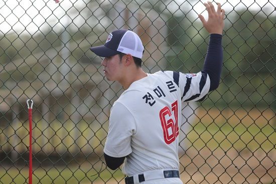 데 자이언츠 신인 투수 전미르가 지난 3일 괌 데데도 스포츠 컴플렉스 야구장에서 스트레칭을 하고 있다. 사진 롯데 자이언츠 제공