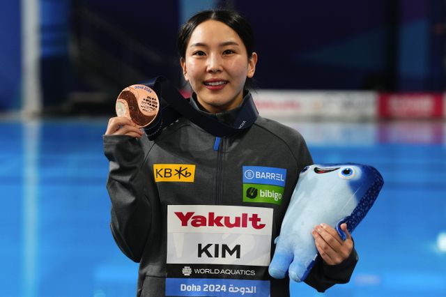 김수지가 10일 카타르 도하 하마드 아쿠아틱 센터에서 열린 2024 세계수영선수권대회 다이빙 여자 3m 스프링보드 결승에서 3위를 차지해 동메달을 목에 건 뒤 미소 짓고 있다. 연합뉴스 