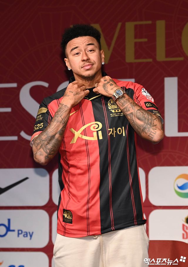 프로축구 K리그 FC서울에 입단한 전 맨체스터 유나이티드 공격수 제시 린가드가 지난 8일 열린 입단식에서 포즈를 취하고 있다. 린가드는 K리그에 온 외국인 선수 중 가장 유명한 선수로 꼽힌다. 그는 맨체스터 유나이티드 외에도 웨스트햄 유나이티드, 노팅엄 포레스트 등 프리미어리그 여러 구단에서 뛰었다. 박지영 기자