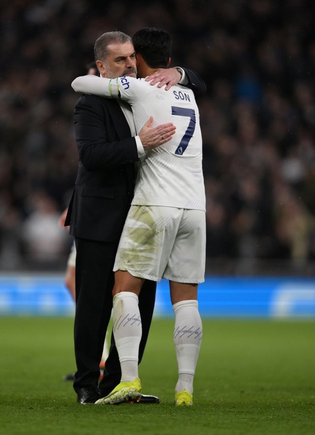 토트넘 홋스퍼를 이끄는 호주 출신 안지 포스테코글루 감독이 1일 영국 런던에서 열린 '런던 풋볼 어워즈 2024'에서 올해의 감독상을 수상했다. 포스테코글루 감독이 지난달 12일 브라이턴전 직후 손흥민을 안아주며 격려하는 모습이다. 연합뉴스