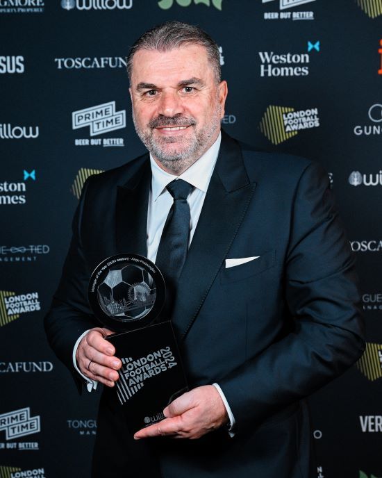토트넘 홋스퍼를 이끄는 호주 출신 안지 포스테코글루 감독이 1일 영국 런던에서 열린 '런던 풋볼 어워즈 2024'에서 올해의 감독상을 수상했다. 런던 풋볼 어워즈 SNS
