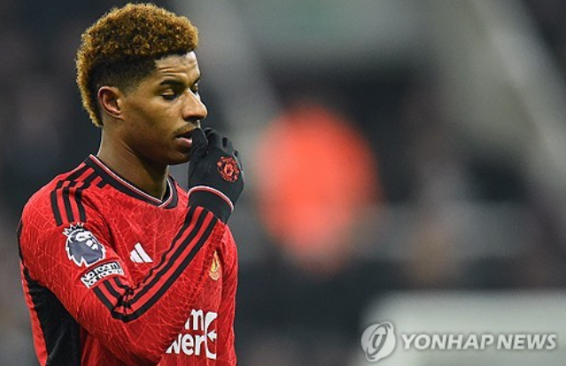 최근 나이트클럽 논란에 휩싸인 맨체스터 유나이티드 공격수 마커스 래시포드가 입을 열었다. 래시포드는 맨유를 위한 자신의 헌신과 축구에 대한 사랑을 의심하지 말라고 했다. 래시포드는 지난 1월 경기가 끝난 뒤 나이트클럽을 방문하고 다음날 훈련에 빠진 것으로 알려져 논란을 일으켰다. 사진 연합뉴스