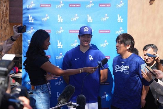 미국 메이저리그의 아이콘 오타니 쇼헤이 가 2024 시즌 개막을 앞두고 자신의 결혼 소식을 깜짝 발표했다. 사회관계망서비스(SNS)를 통해 일본인 여성과 부부의 연을 맺는다고 전했다. 사진 연합뉴스