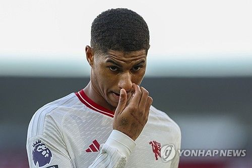 최근 나이트클럽 논란에 휩싸인 맨체스터 유나이티드 공격수 마커스 래시포드가 입을 열었다. 래시포드는 맨유를 위한 자신의 헌신과 축구에 대한 사랑을 의심하지 말라고 했다. 래시포드는 지난 1월 경기가 끝난 뒤 나이트클럽을 방문하고 다음날 훈련에 빠진 것으로 알려져 논란을 일으켰다. 사진 연합뉴스