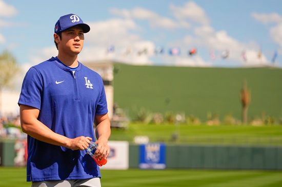 미국 메이저리그의 아이콘 오타니 쇼헤이 가 2024 시즌 개막을 앞두고 자신의 결혼 소식을 깜짝 발표했다. 사회관계망서비스(SNS)를 통해 일본인 여성과 부부의 연을 맺는다고 전했다. 사진 연합뉴스