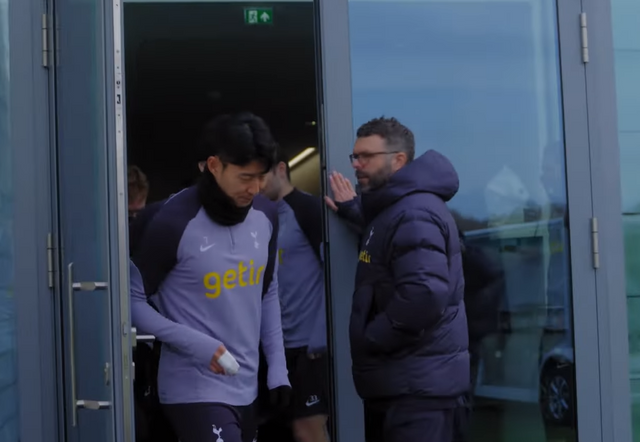 야외 훈련이 시작되자 다시 손가락에 붕대를 감은 채 나타난 손흥민. 사진 토트넘 유튜브 캡쳐