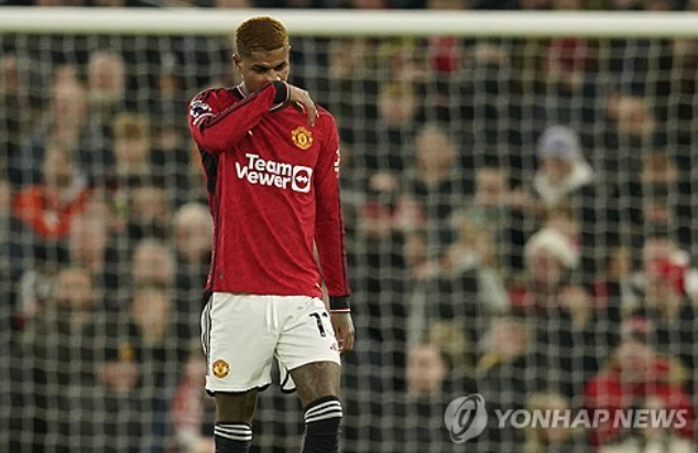 최근 나이트클럽 논란에 휩싸인 맨체스터 유나이티드 공격수 마커스 래시포드가 입을 열었다. 래시포드는 맨유를 위한 자신의 헌신과 축구에 대한 사랑을 의심하지 말라고 했다. 래시포드는 지난 1월 경기가 끝난 뒤 나이트클럽을 방문하고 다음날 훈련에 빠진 것으로 알려져 논란을 일으켰다. 사진 연합뉴스
