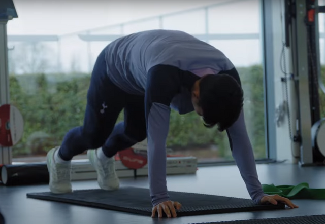 오른손에 붕대를 감지 않은 채 실내 훈련을 진행한 손흥민. 사진 토트넘 유튜브 캡쳐