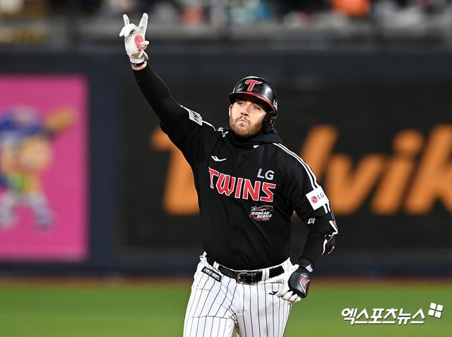 LG 트윈스 내야수 오스틴 딘이 홈런을 친 뒤 세리머니하고 있다. 엑스포츠뉴스 DB
