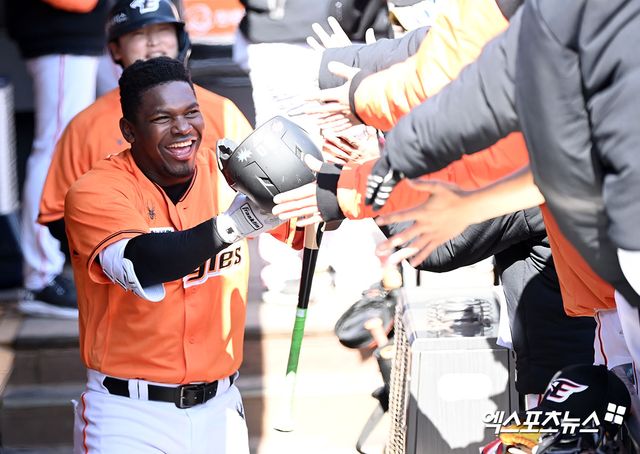 9일 오후 대전 한화생명이글스파크에서 열린 2024 신한 SOL KBO리그삼성 라이온즈와 한화 이글스의 시범경기, 4회말 1사 3루 한화 페라자가 투런 홈런을 날린 후 더그아웃에서 하이파이브를 하고 있다. 대전, 김한준 기자