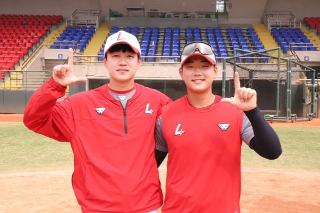 왼쪽부터 투수 MVP 김주온, 야수 MVP 김규민. SSG 랜더스 제공