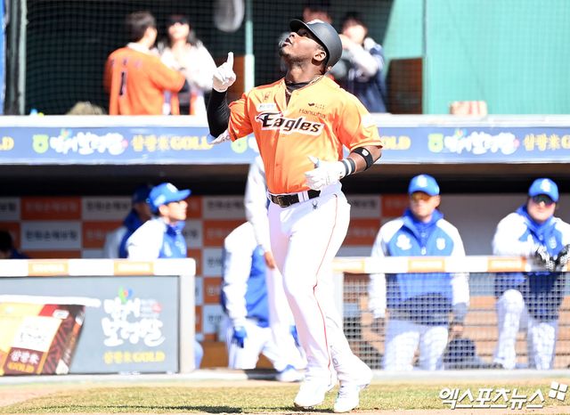 9일 오후 대전 한화생명이글스파크에서 열린 2024 신한 SOL KBO리그삼성 라이온즈와 한화 이글스의 시범경기, 4회말 1사 3루 한화 페라자가 투런 홈런을 날린 후 세리머니를 하고 있다. 대전, 김한준 기자