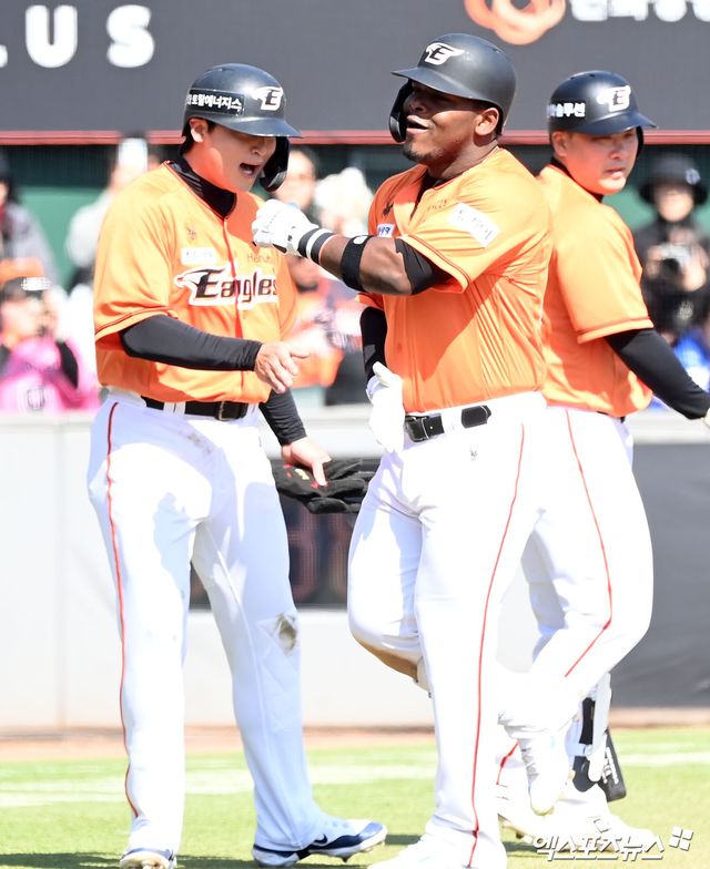 9일 오후 대전 한화생명이글스파크에서 열린 2024 신한 SOL KBO리그 삼성 라이온즈와 한화 이글스의 시범경기, 4회말 1사 3루 한화 페라자가 투런 홈런을 날린 후 기뻐하고 있다. 대전, 김한준 기자