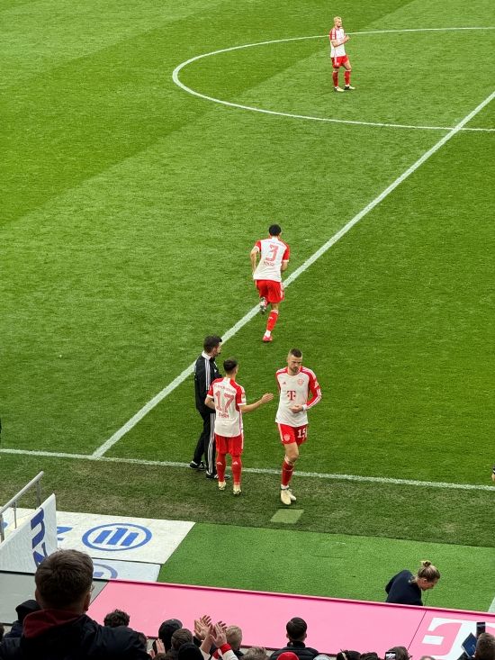 겨울 이적시장에 임대로 합류한 에릭 다이어가 선발로 나서는 날이면 바이에른 뮌헨은 웬만하면 승리했다.&nbsp;다이어가 선발 출장한 8경기에서 바이에른 뮌헨은 6승 1무 1패로 높은 승률을 보였다. 기술 좋고 맨마킹 좋은 수비수가 잘하는 수비수가 아니라, 팀 승리에 기여하는 수비수가 잘하는 수비수라는 견해를 확실히 전달하고 있다. 김민재 입장에선 프로 데뷔 뒤 처음 도전에 직면했다. 바이에른 뮌헨