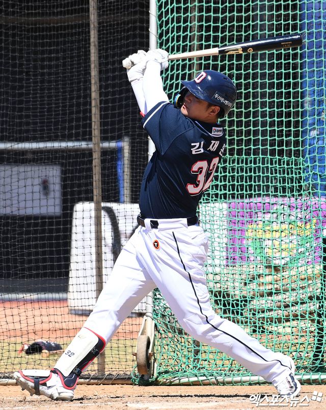 두산 베어스 외야수 김재환. 2024 시즌 준비 과정에서 미국으로 건너가 메이저리그에서 활약했던 강정호에게 개인 타격 레슨을 받고 돌아왔다. 사진 엑스포츠뉴스 DB