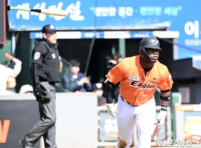 9일 오후 대전 한화생명이글스파크에서 열린 2024 신한 SOL KBO리그삼성 라이온즈와 한화 이글스의 시범경기, 4회말 1사 3루 한화 페라자가 투런 홈런을 날리고 있다. 대전, 김한준 기자