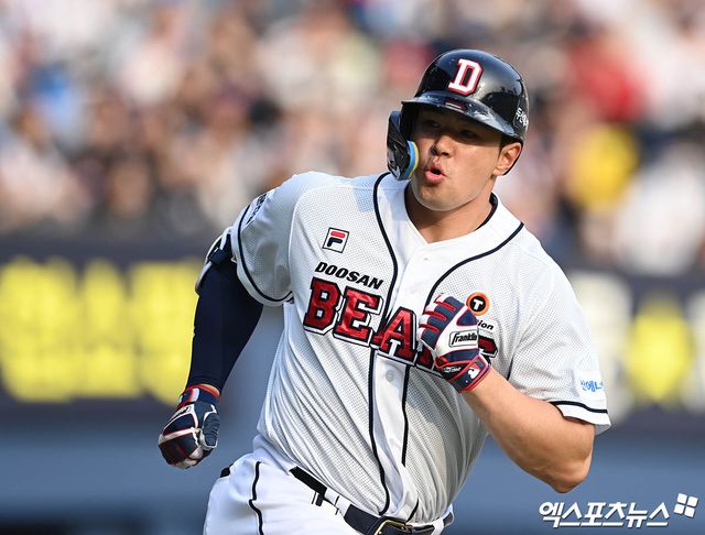 두산 베어스 외야수 김재환. 2024 시즌 준비 과정에서 미국으로 건너가 메이저리그에서 활약했던 강정호에게 개인 타격 레슨을 받고 돌아왔다. 사진 엑스포츠뉴스 DB