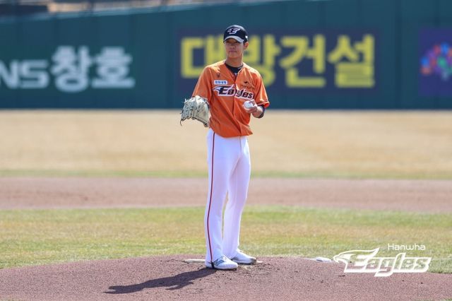 한화 이글스 황준서가 10일 대전 한화생명이글스파크에서 열린 2024 신한 SOL Bank KBO리그 삼성 라이온즈와의 시범경기에서 선발 등판해 3이닝 4K 1실점으로 쾌투했다. 사진 한화 이글스