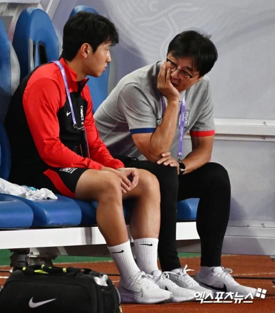 황 감독이 11일 서울 신문로에 있는 축구회관에서 진행된 대한민국 축구 국가대표팀 3월 A매치 명단을 발표했다.&nbsp;황 감독은 이강인, 손흥민과의 소통 이후 이강인을 그대로 발탁했다. 대한민국 축구 국가대표팀은 오는 3월 21일 오후 8시 서울월드컵경기장, 그리고 26일 오후 9시 30분(한국시간) 태국 방콕에 있는 라자망갈라 스타디움에서 태국과 2026 국제축구연맹(FIFA) 북중미(미국-캐나다-멕시코 공동개최) 월드컵 &nbsp;아시아지역 2차 예선 3, 4차전을 치른다. 엑스포츠뉴스DB