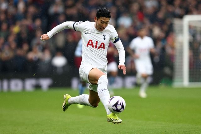 토트넘 공격수 손흥민이 10일 영국 버밍엄 빌라파크에서 열린 잉글리시 프리미어리그 애스턴 빌라와의 원정 경기에서 1골 2도움을 기록했다. 손흥민은 토트넘 입단 뒤 공식전 159골로 구단 통산 득점 5위에 올랐다. 아울러 득점 공동 4위, 도움 공동 6위를 달리며 이번 시즌 2개의 개인 타이틀에 도전하게 됐다. 연합뉴스