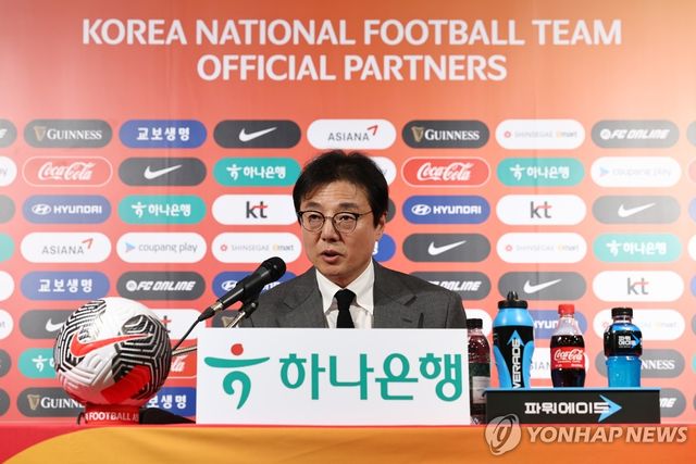 (서울=연합뉴스) 김인철 기자 = 황선홍 한국 축구대표팀 임시 감독이 11일 오전 서울 종로구 축구회관에서 태국과의 2026 북중미 월드컵 아시아 2차 예선 2연전에 출전할 대표팀 명단을 발표하고 있다. 2024.3.11 yatoya@yna.co.kr