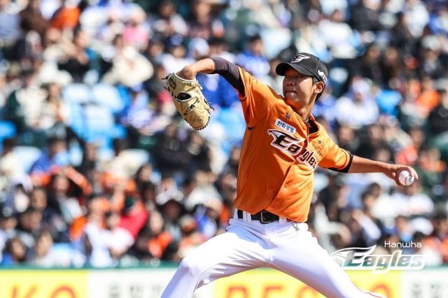 한화 이글스 황준서가 10일 대전 한화생명이글스파크에서 열린 2024 신한 SOL Bank KBO리그 삼성 라이온즈와의 시범경기에서 선발 등판해 3이닝 4K 1실점으로 쾌투했다. 사진 한화 이글스