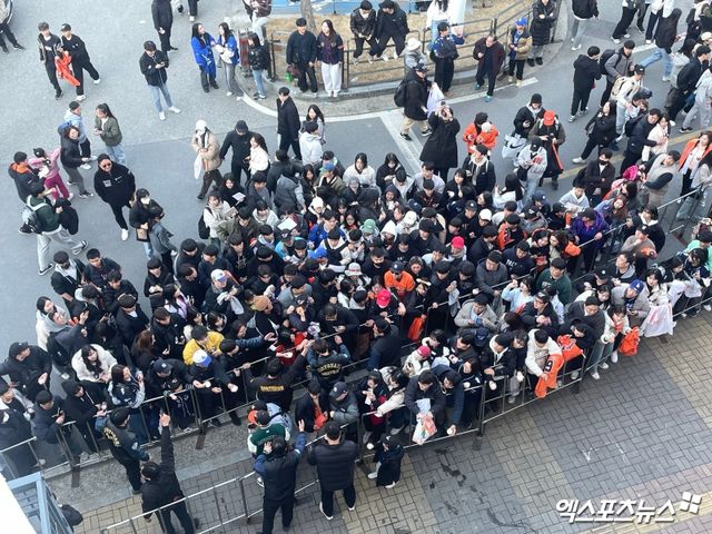 12년 만에 한화 이글스로 복귀한 류현진이 퇴근길에 팬서비스를 하고 있다. 연이틀 류현진의 사인을 받기 위해 많은 인파가 몰리면서 경호팀이 질서를 정리했다. 대전, 조은혜 기자