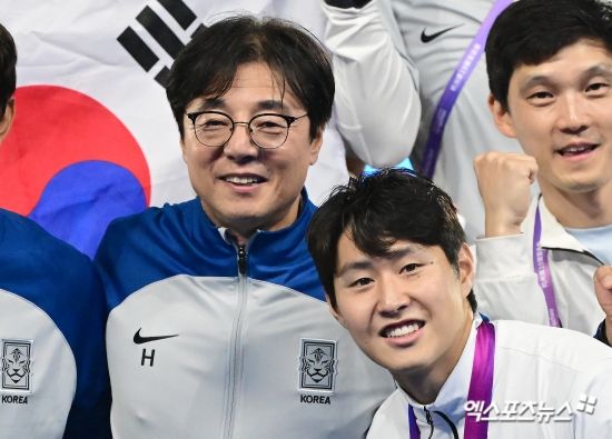 황 감독이 11일 서울 신문로에 있는 축구회관에서 진행된 대한민국 축구 국가대표팀 3월 A매치 명단을 발표했다.&nbsp;황 감독은 이강인, 손흥민과의 소통 이후 이강인을 그대로 발탁했다. 대한민국 축구 국가대표팀은 오는 3월 21일 오후 8시 서울월드컵경기장, 그리고 26일 오후 9시 30분(한국시간) 태국 방콕에 있는 라자망갈라 스타디움에서 태국과 2026 국제축구연맹(FIFA) 북중미(미국-캐나다-멕시코 공동개최) 월드컵 &nbsp;아시아지역 2차 예선 3, 4차전을 치른다. 엑스포츠뉴스DB