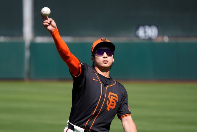 샌프란시스코 자이언츠 외야수 이정후가 11일 미국 애리조나주 피오리아 스타디움에서 열린 2024 미국프로야구 메이저리그 시애틀 매리너스와의 시범경기에 1번타자 겸 중견수로 선발 출전, 3타수 1안타를 기록했다. 시범경기 타율은 0.375에서 0.368로 소폭 하락했다. AP 연합뉴스