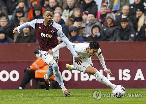 토트넘 공격수 손흥민이 10일 영국 버밍엄 빌라파크에서 열린 잉글리시 프리미어리그 애스턴 빌라와의 원정 경기에서 1골 2도움을 기록했다. 손흥민은 토트넘 입단 뒤 공식전 159골로 구단 통산 득점 5위에 올랐다. 아울러 득점 공동 4위, 도움 공동 6위를 달리며 이번 시즌 2개의 개인 타이틀에 도전하게 됐다. 연합뉴스