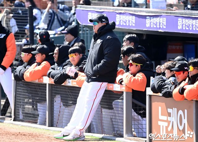 9일 오후 대전 한화생명이글스파크에서 열린 2024 신한 SOL KBO리그 삼성 라이온즈와 한화 이글스의 시범경기, 한화 류현진이 그라운드를 바라보고 있다. 엑스포츠뉴스DB