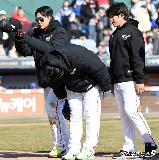 9일 오후 대전 한화생명이글스파크에서 열린 2024 신한 SOL KBO리그 삼성 라이온즈와 한화 이글스의 시범경기, 한화 류현진이 경기 후 팬들에게 인사를 하고 있다. 엑스포츠뉴스DB