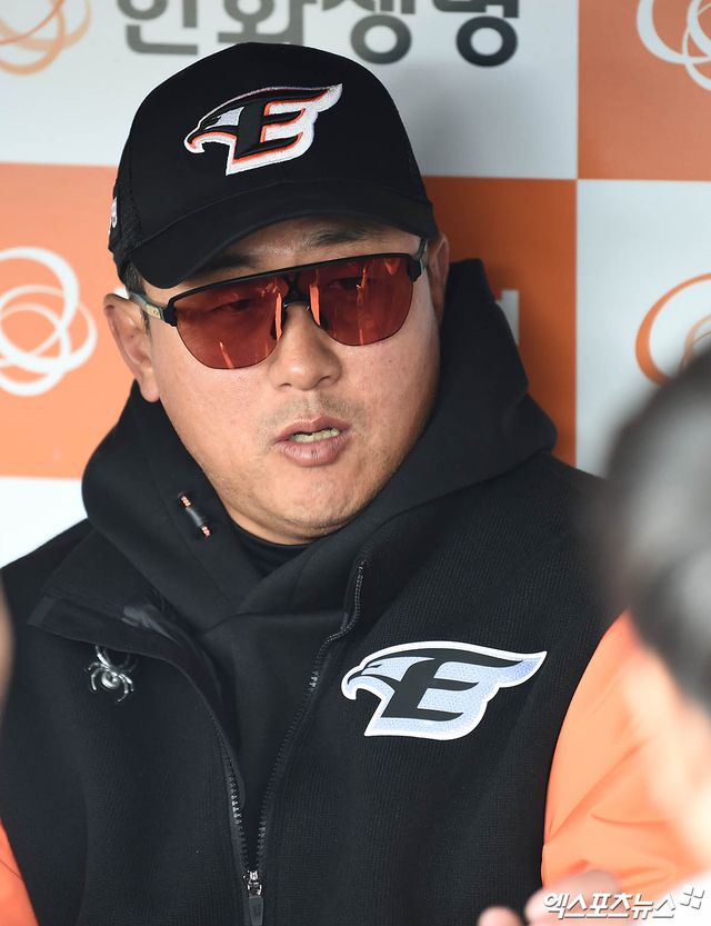 12일 대전 한화생명이글스파크에서 열리는 2024 신한 SOL Bank KBO리그 KIA 타이거즈와 한화 이글스의 시범경기에 앞서 한화 최원호 감독이 취재진과 인터뷰를 나누고 있다. 대전, 박지영 기자