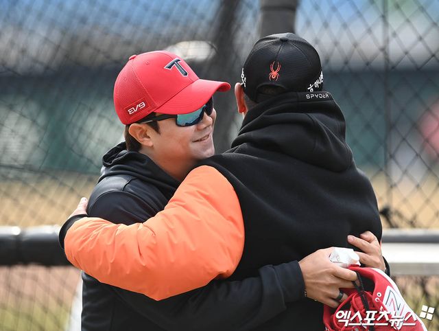 11일 대전 한화생명이글스파크에서 열리는 2024 신한 SOL Bank KBO리그 KIA 타이거즈와 한화 이글스의 시범경기에 앞서 KIA 양현종과 한화 최원호 감독이 포옹을 나누고 있다. 대전, 박지영 기자