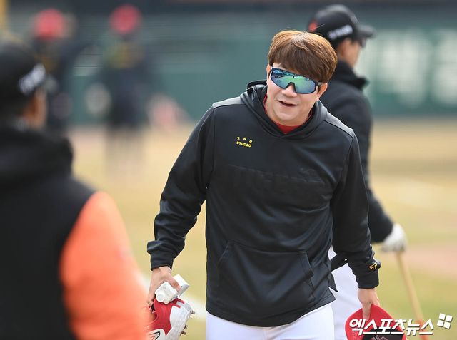 12일 대전 한화생명이글스파크에서 열리는 2024 신한 SOL Bank KBO리그 KIA 타이거즈와 한화 이글스의 시범경기에 앞서 KIA 양현종이 한화 코칭스태프와 인사를 나누고 있다. 대전, 박지영 기자