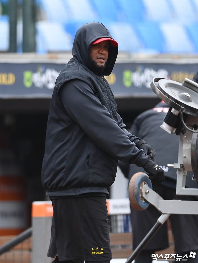 한화로 돌아온 메이저리그 출신 좌완투수 류현진이 12일 대전한화생명이글스파크에서 열린 2024 신한 SOL Bank KBO리그 KIA 타이거즈와의 시범경기에 선발 등판, 4이닝 3피안타 무사사구 3탈삼진 1실점을 기록하면서 팀의 9-1 승리에 기여했다. 대전, 박지영 기자