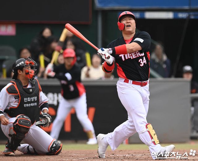 한화로 돌아온 메이저리그 출신 좌완투수 류현진이 12일 대전한화생명이글스파크에서 열린 2024 신한 SOL Bank KBO리그 KIA 타이거즈와의 시범경기에 선발 등판, 4이닝 3피안타 무사사구 3탈삼진 1실점을 기록하면서 팀의 9-1 승리에 기여했다. 대전, 박지영 기자