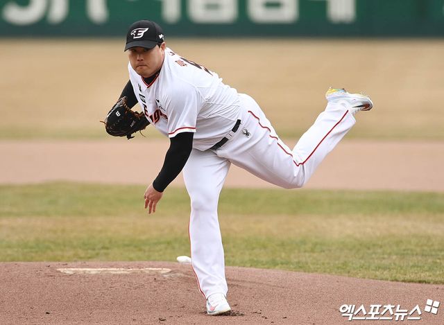 한화로 돌아온 메이저리그 출신 좌완투수 류현진이 12일 대전한화생명이글스파크에서 열린 2024 신한 SOL Bank KBO리그 KIA 타이거즈와의 시범경기에 선발 등판, 4이닝 3피안타 무사사구 3탈삼진 1실점을 기록하면서 팀의 9-1 승리에 기여했다. 대전, 박지영 기자