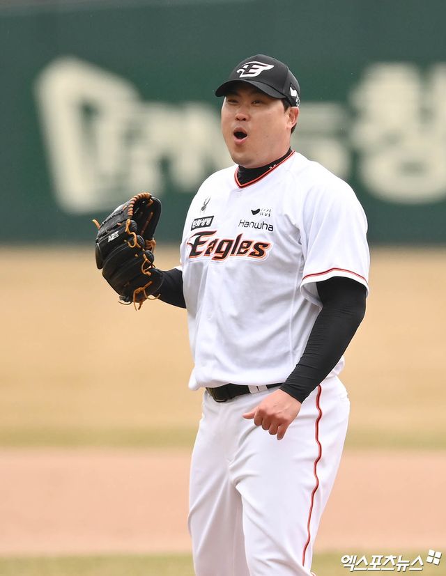 한화로 돌아온 메이저리그 출신 좌완투수 류현진이 12일 대전한화생명이글스파크에서 열린 2024 신한 SOL Bank KBO리그 KIA 타이거즈와의 시범경기에 선발 등판, 4이닝 3피안타 무사사구 3탈삼진 1실점을 기록하면서 팀의 9-1 승리에 기여했다. 대전, 박지영 기자