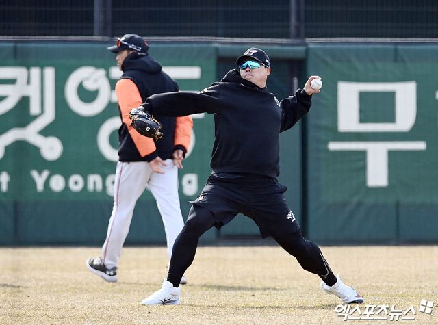 12일 대전 한화생명이글스파크에서 열리는 2024 신한 SOL Bank KBO리그 KIA 타이거즈와 한화 이글스의 시범경기에 경기에 앞서 한화 류현진이 캐치볼을 하고 있다. 대전, 박지영 기자