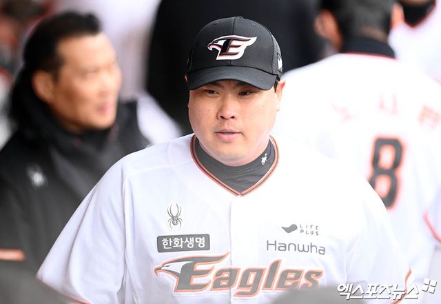 한화로 돌아온 메이저리그 출신 좌완투수 류현진이 12일 대전한화생명이글스파크에서 열린 2024 신한 SOL Bank KBO리그 KIA 타이거즈와의 시범경기에 선발 등판, 4이닝 3피안타 무사사구 3탈삼진 1실점을 기록하면서 팀의 9-1 승리에 기여했다. 대전, 박지영 기자